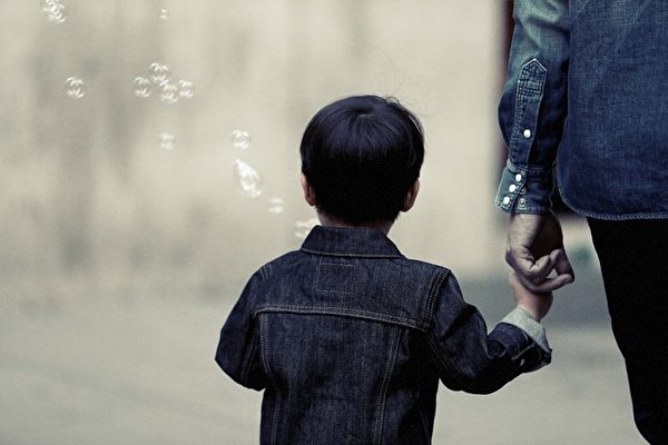 作為家長，什麼時候該放開緊握的手，讓孩子獨自去面對這個世界呢？（Pixabay）