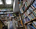 哥国清洁工花20年收旧书 设图书馆助穷人