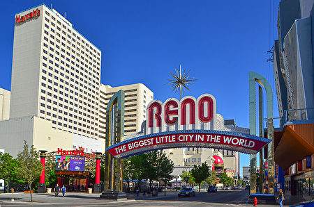雷诺市最著名的地标－雷诺拱门，上标有城市口号“雷诺，世界最大的小城”（Reno, the Biggest Little City in the World）。（摄影：李旭生／大纪元）