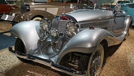 雷諾「國家汽車博物館」中的藏車－銀光閃閃的1936年款奔馳Mercedes-Benz。（攝影：李旭生／大紀元）