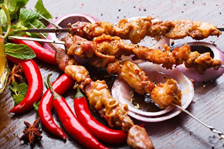 烤羊肉串也是新疆美食之一。（Shutterstock）