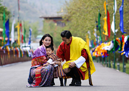 国王楚旺克(Jigme Khesar Namgyel Wangchuck)、王后佩玛(Jetsun Pema)和小王子。(AFP PHOTO/Royal Office for Media Bhutan)