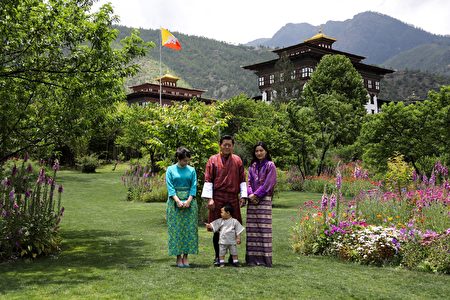 国王楚旺克(Jigme Khesar Namgyel Wangchuck)、王后佩玛(Jetsun Pema)、小王子和日本真子公主(左)。(AFP PHOTO/ROYAL OFFICE FOR MEDIA BHUTAN)