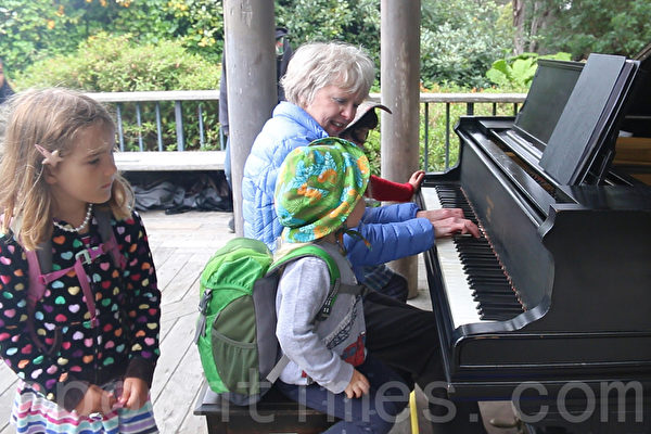 植物园中弹钢琴 享受花朵与音乐