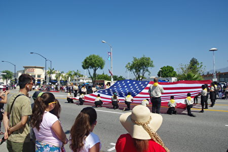 7月4日，洛杉矶华人区柔斯密市（Rosemead）举行盛大国庆游行。（刘菲／大纪元）