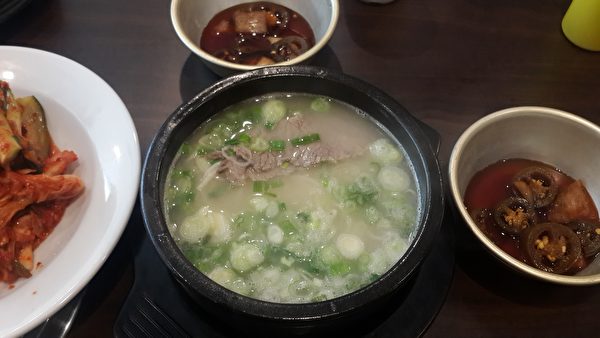 “本家”牛骨汤专门店出品的宫廷美味“雪浓汤” 。（张学慧/大纪元）