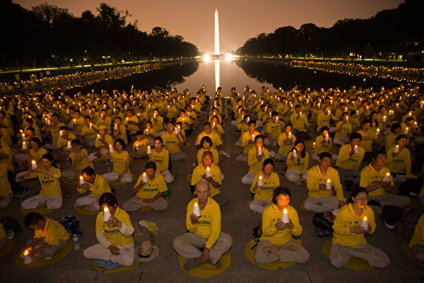 7月20日晚，美國部分法輪功學員在首府華盛頓舉行燭光夜悼。（戴兵／大紀元）