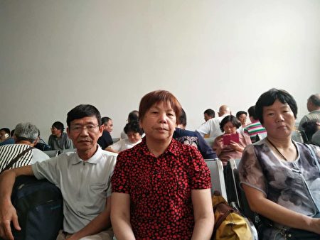 7月1日上午，上海访民到央视请求曝光上海访民问题，被警方关进久敬庄。（访民提供）