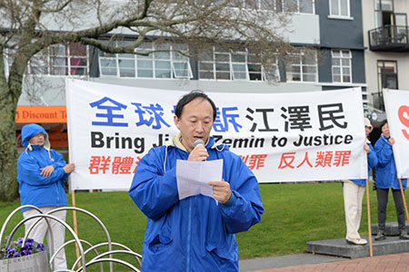 被严重迫害的法轮功学员黄国华发言，讲述他的妻子罗织湘在中共迫害下被残酷虐刑致死，并摘取器官。（欧阳云舒／大纪元）