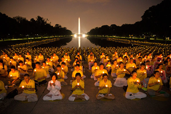 7月20日晚，美东部分法轮功学员在首府华盛顿林肯纪念堂前举行烛光夜悼。（戴兵／大纪元）