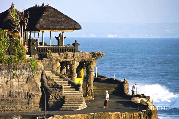 西澳人青睐的海外旅游地点，印尼排名第三。图为印尼巴厘岛的著名景点海神庙。（林文责/大纪元）