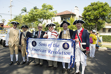 准备参加游行的“美国革命之子”（SAR）圣地亚哥俱乐部成员们以美国独立战争期间的服装打扮。参加过1776年美国独立战争的先贤们的男性后代（儿子们）才有资格成为该组织成员。不少美国总统都是该组织成员。（杨婕／大纪元）