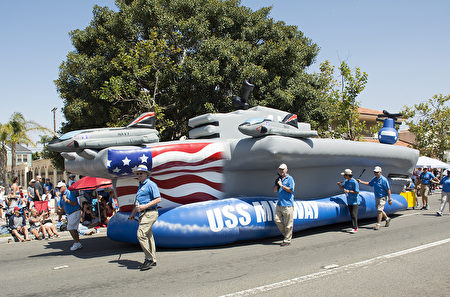 圣地亚哥海湾的中途岛航空母舰博物馆团队的大型充气球／（杨婕／大纪元）