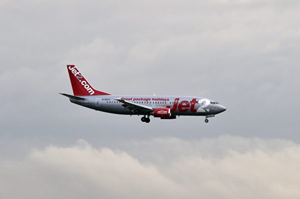 一家Jet2航班,從西班牙飛往英國途中高空直墜,最後迫降巴塞羅那。(PASCAL PAVANI/AFP/Getty Images)