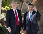 今年4月,美国总统川普和中国国家主席习近平在佛罗里达海湖庄园的会面,双方同意实施经贸“百日计划”,并在计划结束后举行全面经济对话。 (JIM WATSON/AFP/Getty Images)