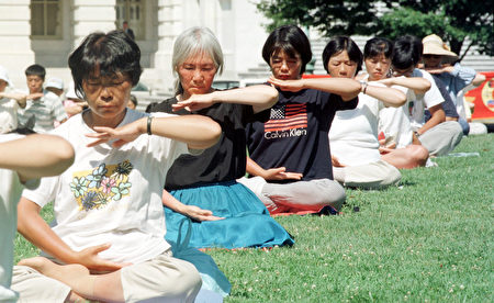 1999年7月29日，部分美國法輪功學員在國會山前煉功。（ Alex Wong/Getty Images）