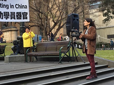 来自法国的独立电影人Sarah Jacquier对法轮功学员受到的迫害震惊不已。(陈明/大纪元)