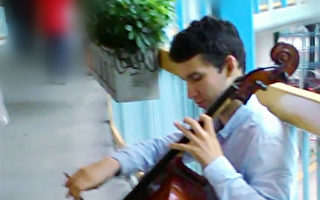 那天遇见天桥上的大提琴家
