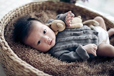 嬰幼兒的脊椎發育需要一個過程，所以在不同的年齡段，應為寶寶選用不同的嬰幼兒推車。（Pixabay圖庫）