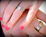 求婚前他準備2枚戒指 1枚給女友 1枚給她妹妹