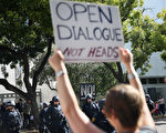 加大伯克利分校的学生抗议学校取消库尔特的演讲。（Elijah Nouvelage/Getty Image）