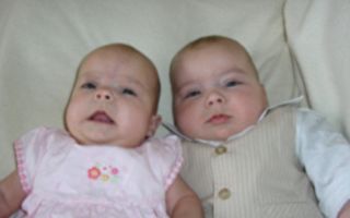 當年手牽手出生的雙胞胎姊妹長大了