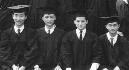 圖：1968年的老朱與我。戴方帽子的那天，我們四個唸電機系的橋牌搭子，在成功大學總圖書館前合影留念。﹝左起，張崇德，我，郭正幸，朱嗣海﹞，時為1968年。正幸已病故，崇德現在是台灣聯電的副董事長，也是我大學時期的室友。嗣海與我則是在1971年在紐約長島打工時為室友。（作者提供）
