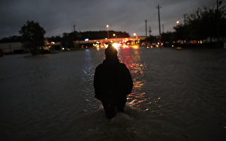 洪水淹没街道 休斯顿市长宣布执行宵禁