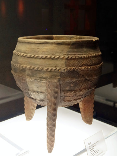 河南偃師出土的新石器時代的陶鼎。(公有領域)