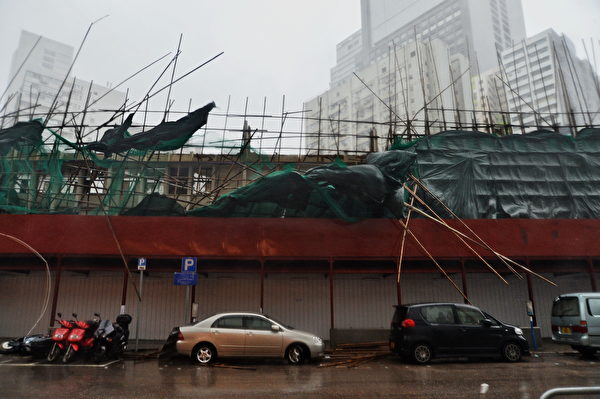 8月23日，天鸽袭港，天文台改挂10号风球，强风将许多建物上的广告展板吹毁。（余钢／大纪元）