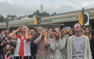 月21日，很多居民在舊金山探索博物館欣賞日食。（李文淨／大紀元）