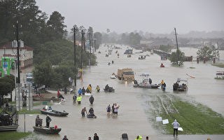 休斯顿全城淹水 民众疯拨911 半日达5万通