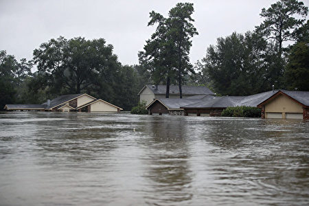 哈维飓风袭击德州，休斯顿遭遇前所未有的洪灾。图为2017年8月28日，德州休斯顿，水患严重，许多房屋被淹没。(Joe Raedle/Getty Images)