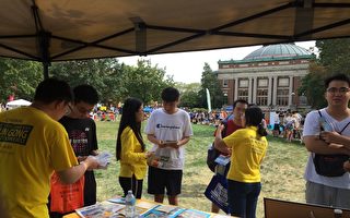 美伊利诺伊大学招新会 中国留学生喜见法轮功