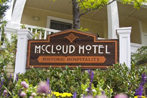 McCloud Hotel的招牌。（张又天/大纪元）