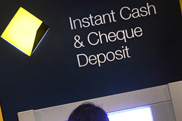 A man uses a Commonwealth Bank ATM in Sydney on August 3, 2017.
Australia's biggest bank was on August 3 taken to court by the country's financial intelligence agency, accused of "serious and systemic non-compliance" of anti-money laundering and counter-terrorism financing laws. AUSTRAC said it was taking civil action against the Commonwealth Bank in the Federal Court for allegedly breaching the laws 53,700 times, particularly in relation to its cash deposit machines. / AFP PHOTO / William WEST        (Photo credit should read WILLIAM WEST/AFP/Getty Images)