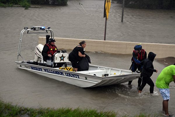 哈維颶風在德克薩斯州休斯敦造成嚴重洪災後，普通市民加緊互助。圖為8月28日，一艘警長船隻在救人脫困。（MARK RALSTON/AFP）
