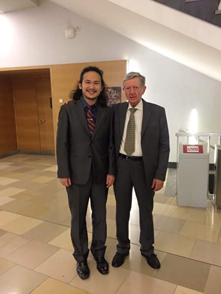 來自台灣嘉義的鋼琴家吳冠漢（左）近日在維也納國際鋼琴家大賽勇奪第3名，賽後與主審合影。（吳冠漢提供） （中央社）
