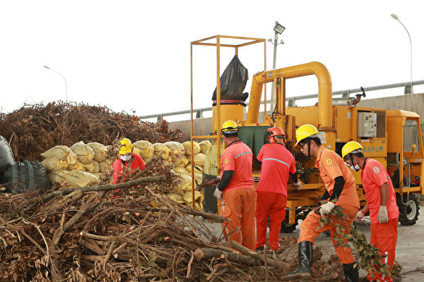 礁溪鄉清潔隊員正在進行破碎樹枝作業。（曾漢東／大紀元）
