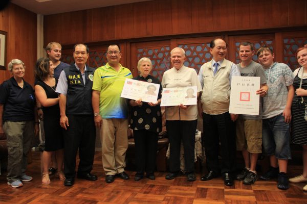 史可尧夫妇 奉献宜兰44载   获台湾身份证。（谢月琴／大纪元）