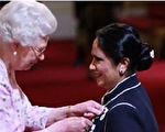 25岁文盲变大学校长 失学女获英女王颁勋章