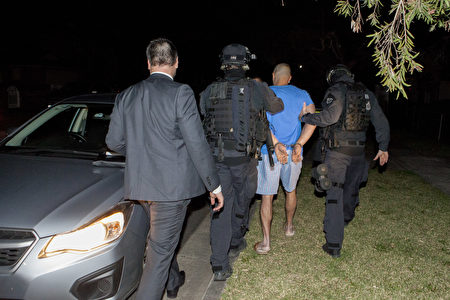 周二，澳洲警方与迪拜警方发起联合行动，袭击有组织犯罪集团，14人被捕。（AFP）