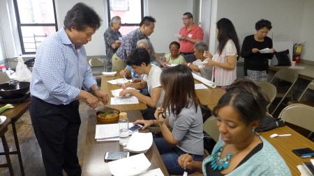 現場中、西、非裔混血客家後代們品嘗美食,熱烈討論。