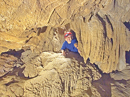 沙斯塔湖洞穴探险。（大纪元）
