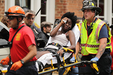 傷者包紮後送醫救治。(Chip Somodevilla/Getty Images)