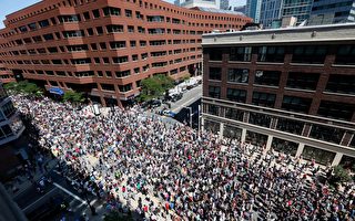 组图：波士顿上万人游行反种族主义