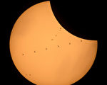國際空間站（ISS）8月21日出現在日偏食的畫面裡。此圖為合成圖。(Joel Kowsky/NASA via Getty Images)