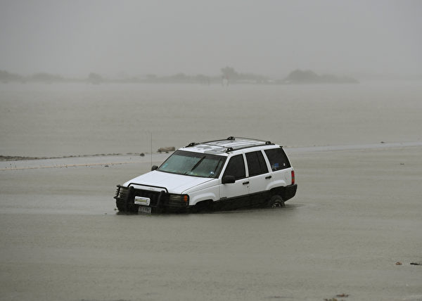 TOPSHOT - A car lies submerged after Hurricane Harvey hit Corpus Christi, Texas on August 26, 2017. Hurricane Harvey hit the Texas coast with forecasters saying its possible for up to 3 feet of rain and 125 mph winds. Hurricane Harvey slammed into the Texas coast late Friday, unleashing torrents of rain and packing powerful winds, the first major storm to hit the US mainland in 12 years. / AFP PHOTO / MARK RALSTON (Photo credit should read MARK RALSTON/AFP/Getty Images)