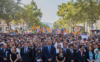 “我不惧怕”西班牙国王率50万人反恐游行