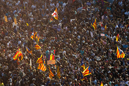 BARCELONA, SPAIN - AUGUST 26: People march during a demonstration against the last week's terrorist attacks on August 26, 2017 in Barcelona, Spain. Hundreds of thousands people have marched in central Barcelona for the 'No tinc Por' (I am not afraid) joining in solidarity with the 14 victims of last week's terrorists attacks in Barcelona and Cambrils. 14 people were killed and dozens of injured in two terrorist attacks on August 17, when a van rammed crowds along the popular street of Las Ramblas in Barcelona and then a woman was sttabed by a terrorist in Clambrils. (Photo by David Ramos/Getty Images)